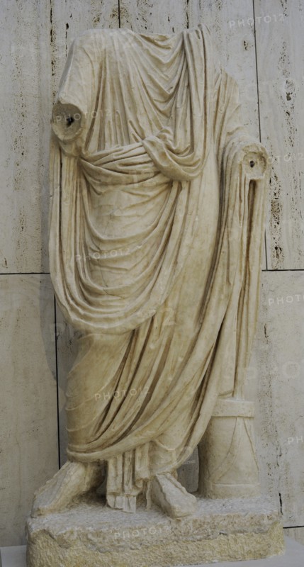 Statue of togate figure