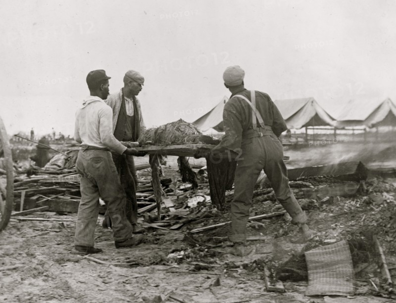 Galveston disaster, carrying dead body to fire to be burned