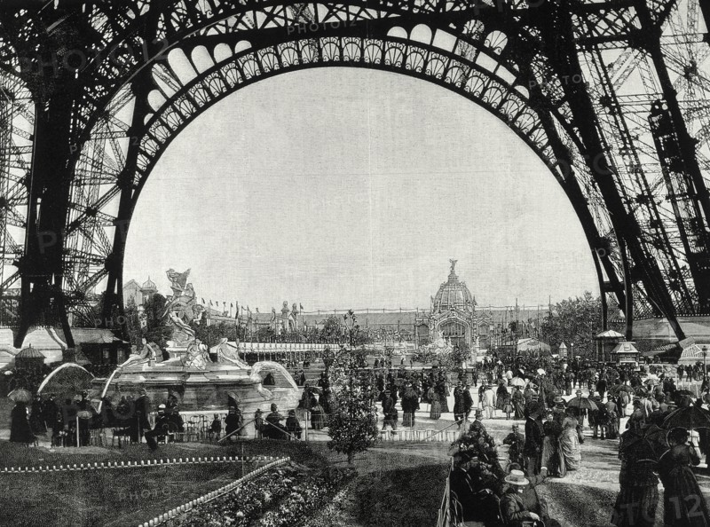 Walk at the foot of the Eiffel Tower.