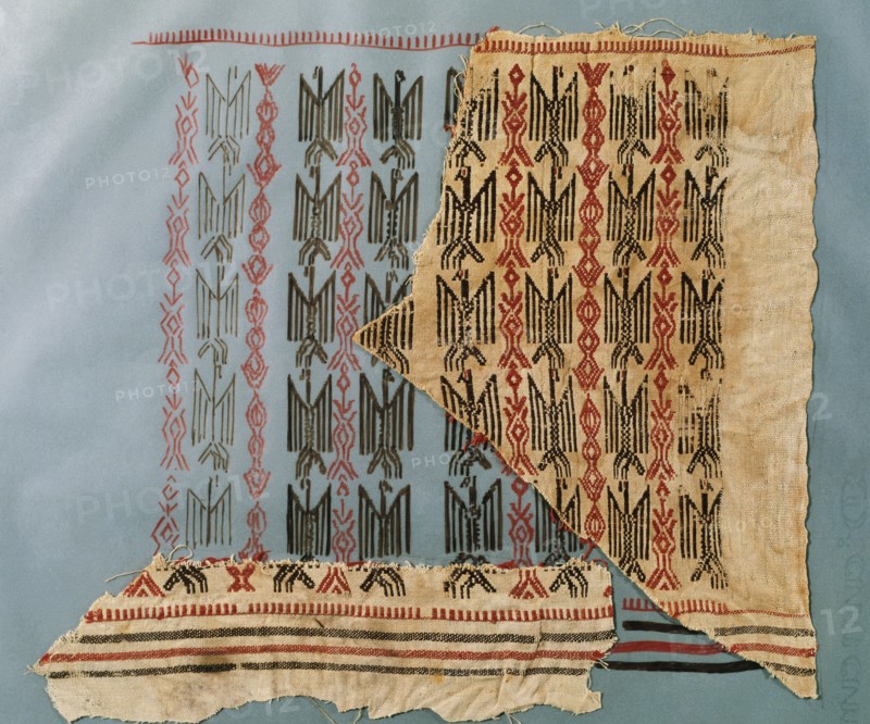 Hispano-Arabic. Piece of tissue with eagles. 12th-13th c. Linen and silk. From Collegiate of St. Vicenc de Roda de Ribagorca.