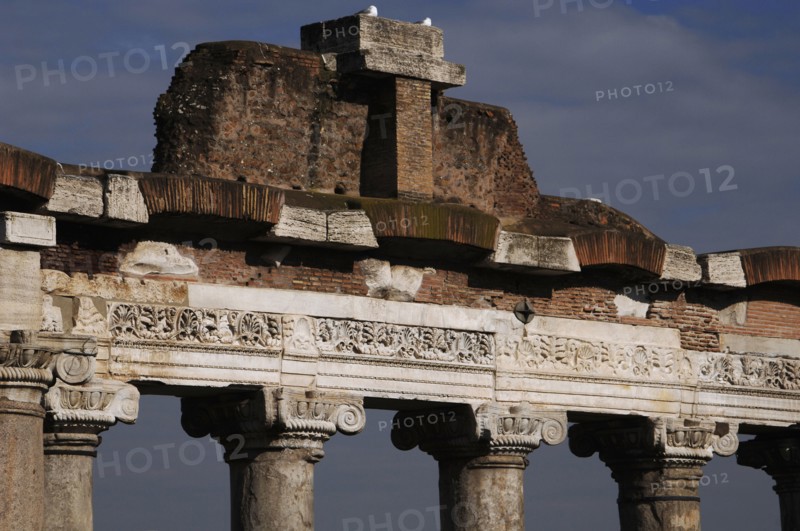 Temple of Saturn. Front porch.
