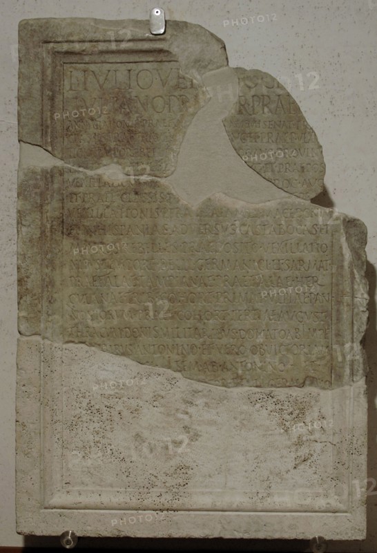 A slab with dedication to L. Iulius Iulianus, prefect of the praetorship.