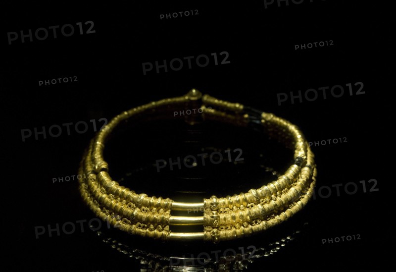 Gold collar with 3 tubulars rings.