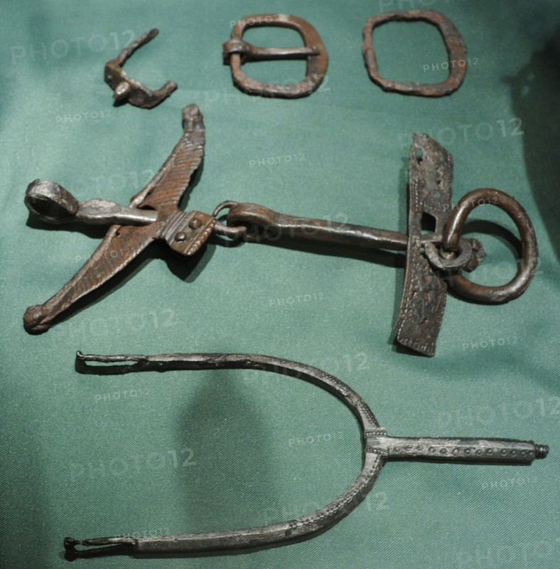 Grave-find from Asak.