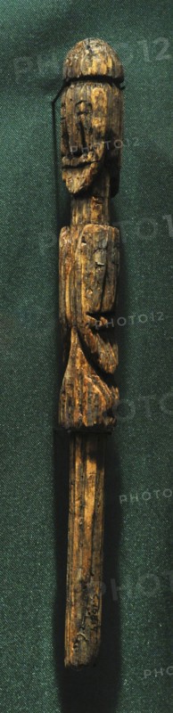 Piece of wood wiht heads.