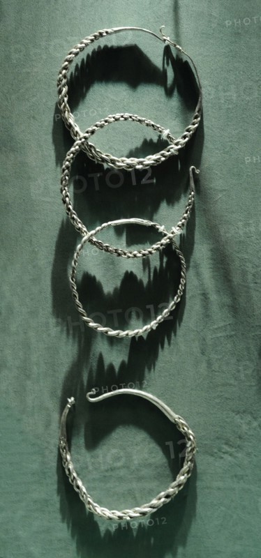 Neck ring.