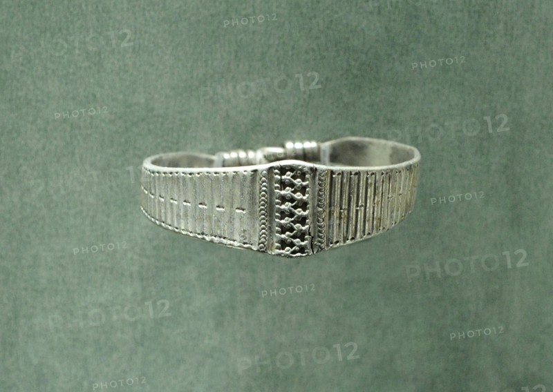Neck ring.