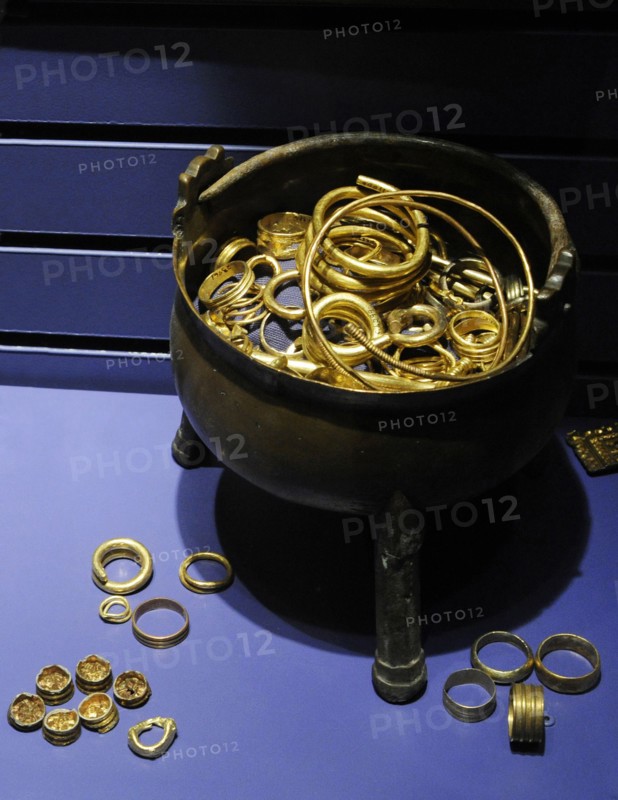 Treasure. Chauldrom with currency gold, gold buttons, finger rings.