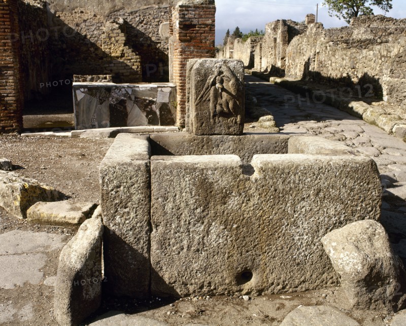 Public fountain in Via Vicolo di Modesto.