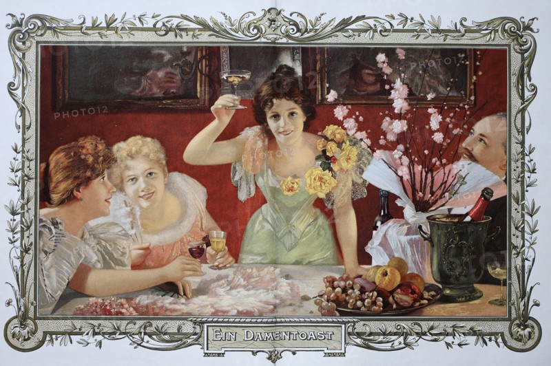 women drinking together cocktails at a party   /  Frauen trinken zusammen Cocktails auf einer Party