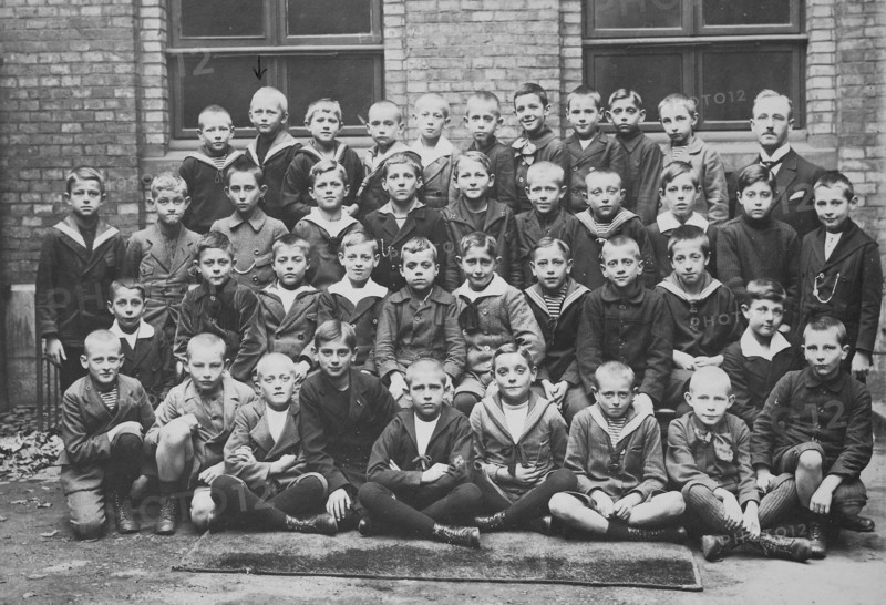 Class photo of a boy class with about 10-year-old boy in 1920