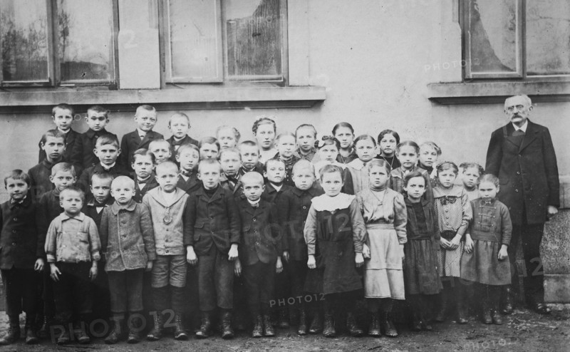 Class photo of a classroom with boys and girls in 1905