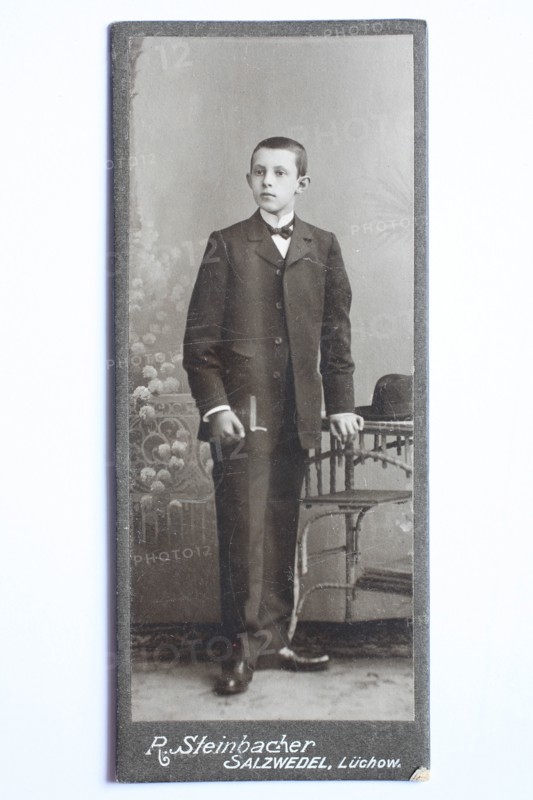 Junge nach der Konfirmation