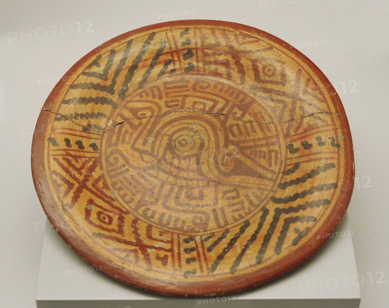 Plate with schematic and geometric decoration