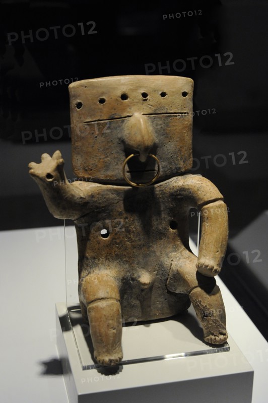 Seated human figure with tumbaga decoration