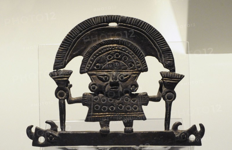 Pectoral pendant with depiction of the divinity