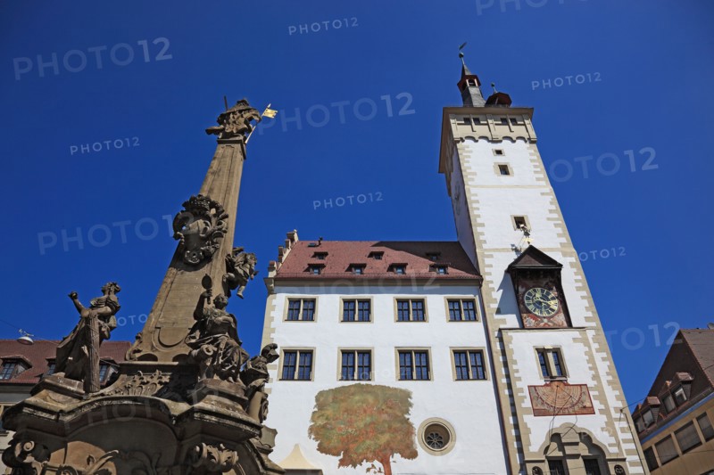 Fountain Vierröhrenbrunnen and building Beim Grafeneckart