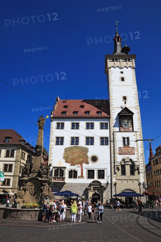 Fountain Vierröhrenbrunnen and building Beim Grafeneckart