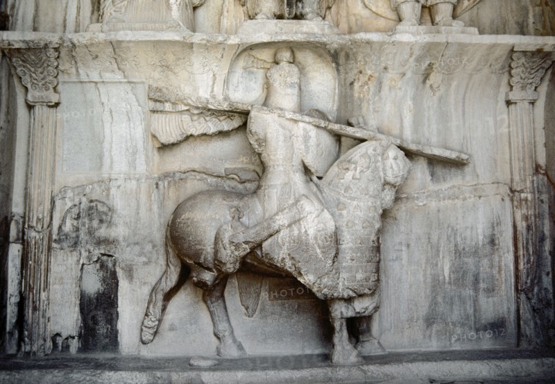 Taq-e Bostan, Large Arch of the Garden, Rock reliefs
