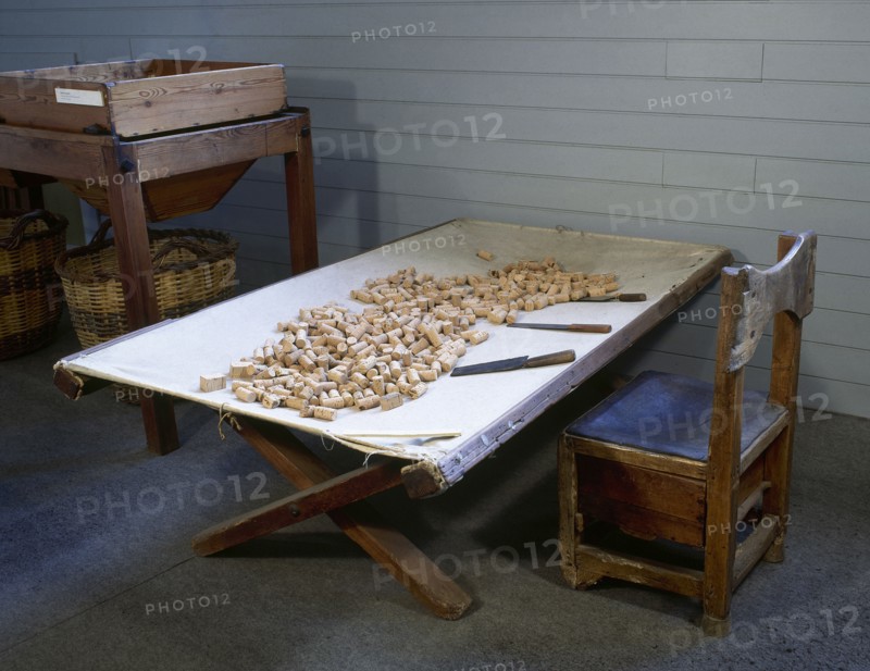 Cot for place the cork stoppers manufactured.