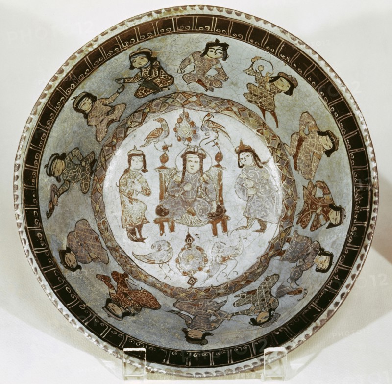 Figurative decoration of the interior of a cup.