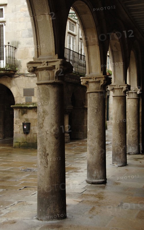 Arches of the Rua do Vilar.