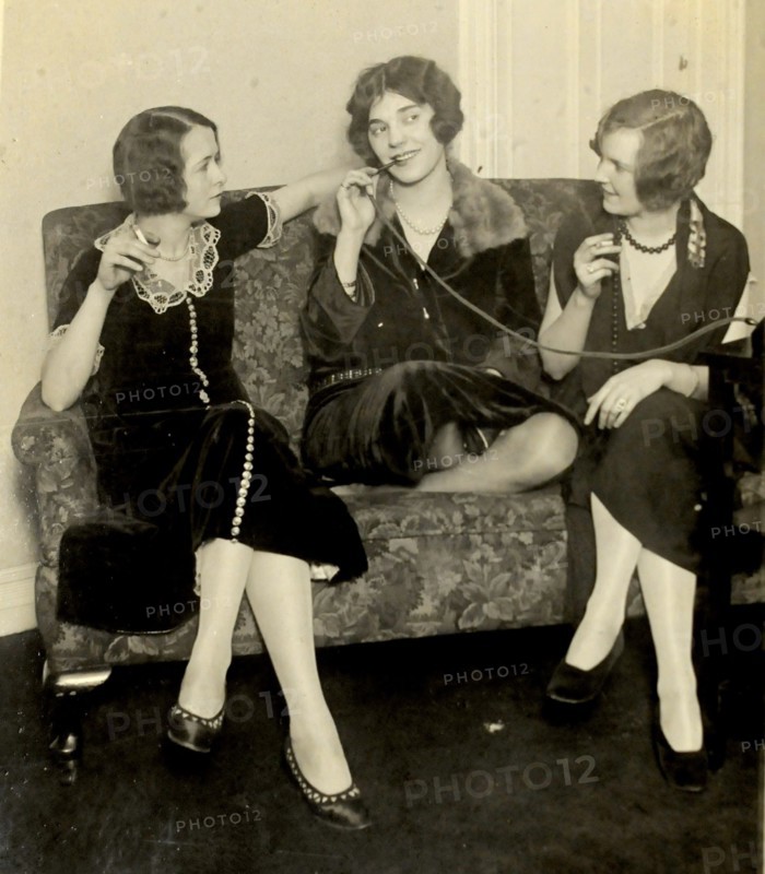 1920s - Women smoking