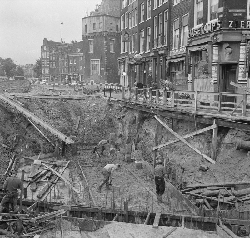 Construction of a pedestrian tunnel at the Kamperbrug opposite the east side of Central Station Date June 18, 1963.
