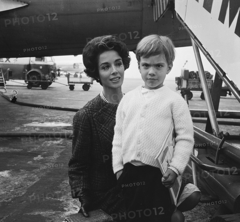 Film star Dana Wynter with son Mark at Schiphol / Date September 23, 1963 Location Noord-Holland, Schiphol.