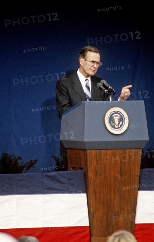 President George H.W. Bush speaks at the Pentagon during the swearing in ceremony for Richard B. Cheney, newly appointed secretary of defense 3 21 1989.