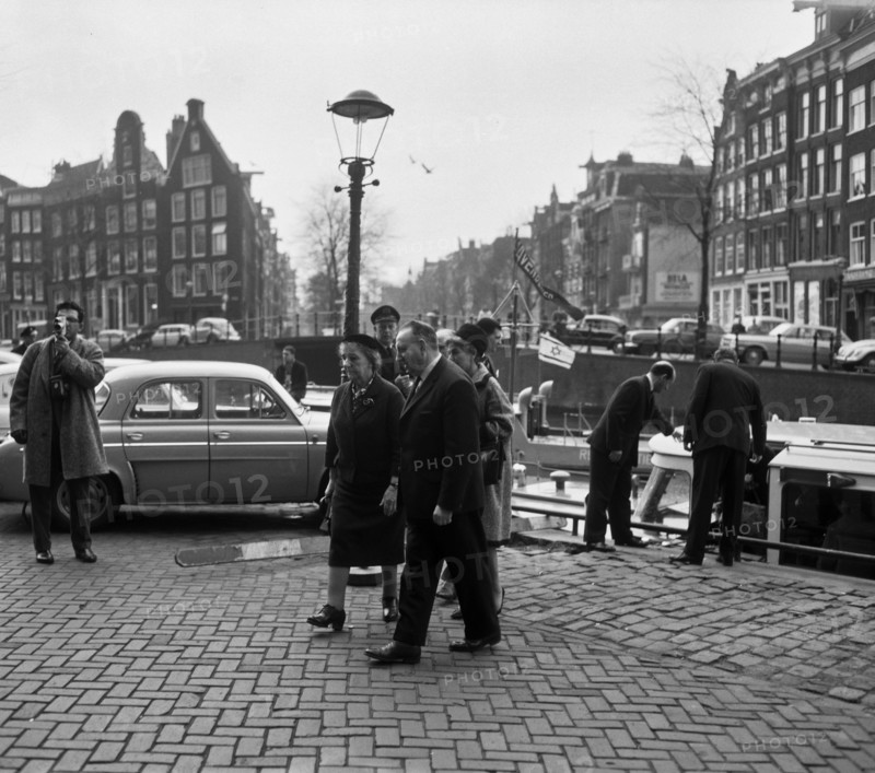 Amsterdam. Israel's Foreign Minister, Mrs. Golda Meir, arrives at the town hall. Golda Meir visited the Netherlands from January 25 to March 2, 1964 / Date February 27, 1964 / Location Amsterdam, Noord-Holland.