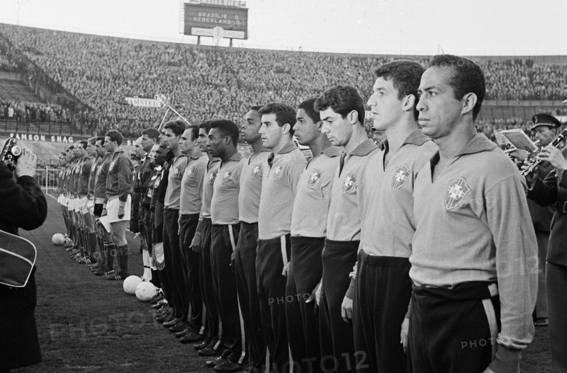 Netherlands against Brazil 1-0. Brazilian and Dutch national team Date May 2, 1963.