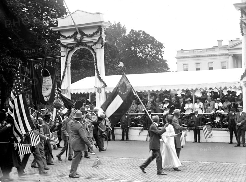 1917 Confederate Reunion - W.E. Payne with battle flag .