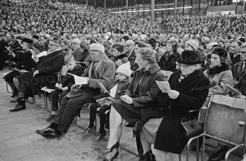 Christmas singing in Rotterdam in the Ahoyhal, overview of crowds / Date December 23, 1963 Location Rotterdam, South Holland.