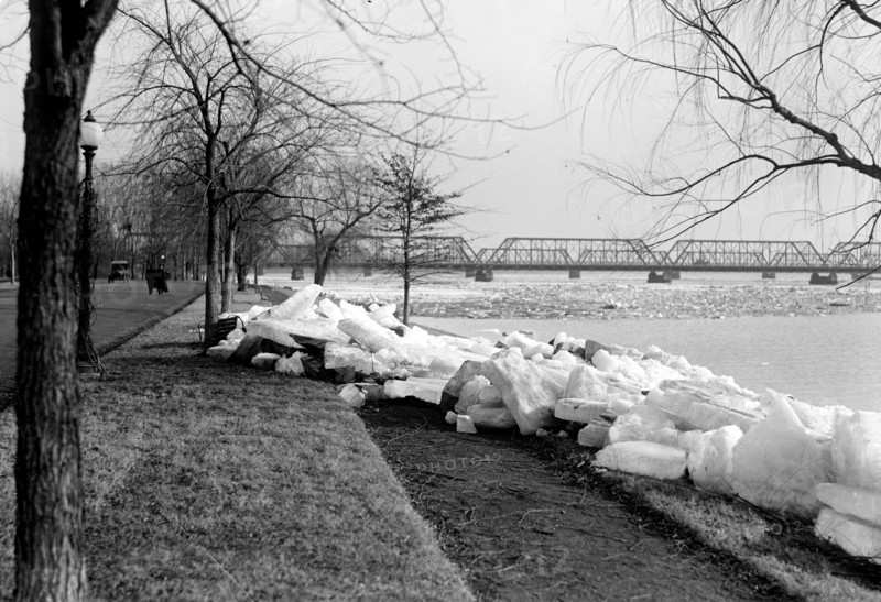 District of Columbia Parks - Ice jam off of Potomoc Park ca.1918 (Washington D.C. History) .
