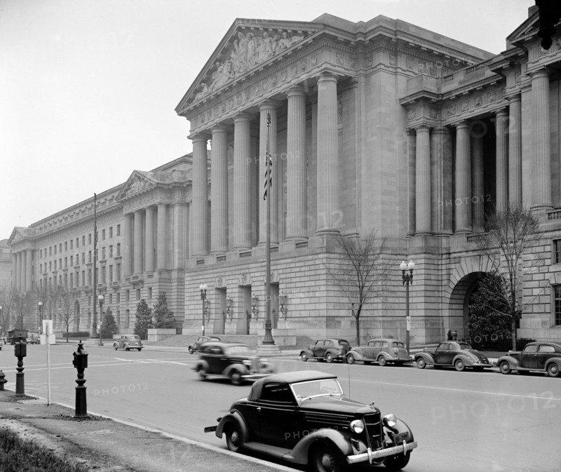 Street scene outside the Department of Labor in Washington D.C. circa 1940 .