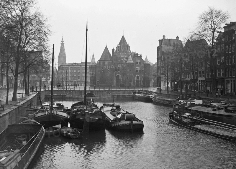 Geldersekade in Amsterdam (in the background De Waag) / Date November 9, 1947 Location Amsterdam, Noord-Holland.