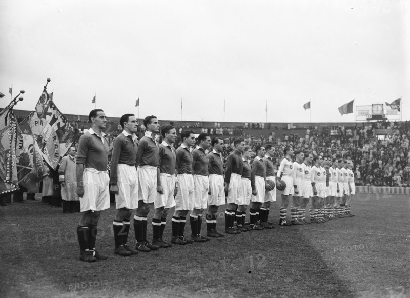 Both teams: Chelsea and Antwerp team / Date November 9, 1947 Location: Chelsea.