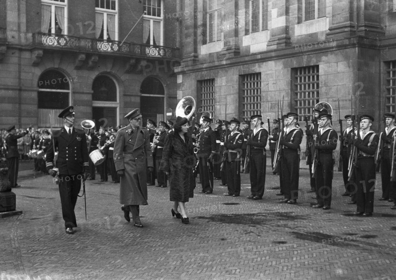 Mackenzie King in Amsterdam (Dam. Princess inspects guard of honor) / Date November 15, 1947 Location Amsterdam, Noord-Holland.