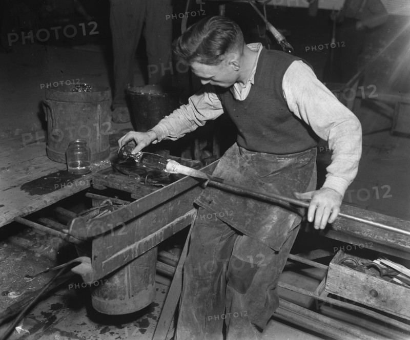 Workers in glass industry (glass blowing) / Date November 18, 1947.