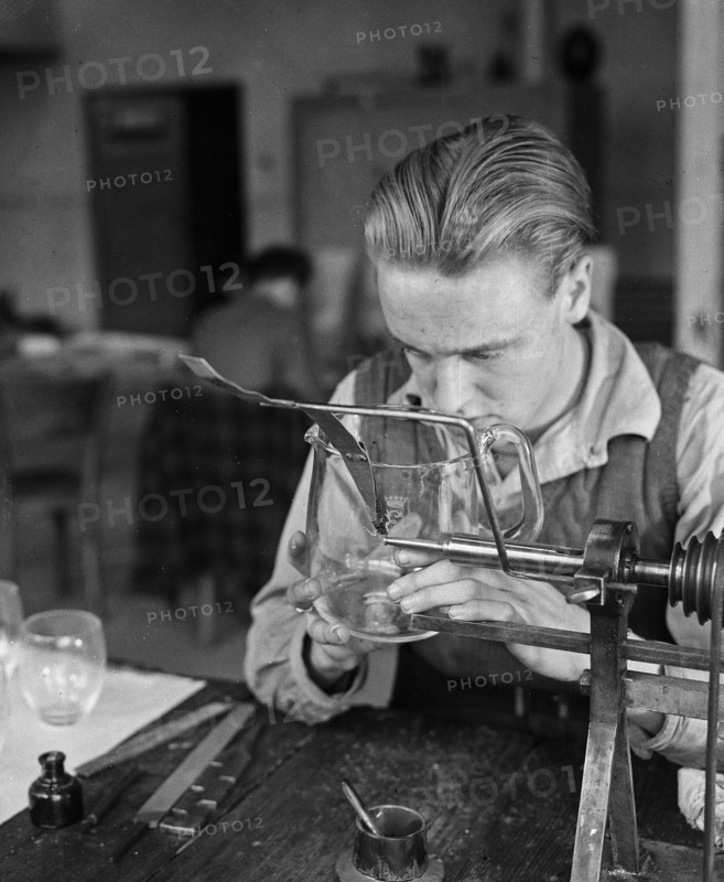 Workers in glass industry (inspecting glass) / Date November 18, 1947.