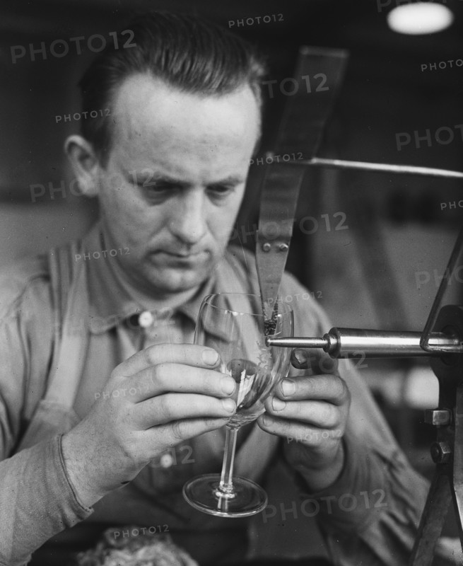 Glasfabriek Leerdam made a crystal drinking service for the wedding of Princess Elizabeth with Lieutenant Philip Mountbatten; which will be offered by the Dutch government as a wedding gift. Date November 18, 1947 Location Leerdam.