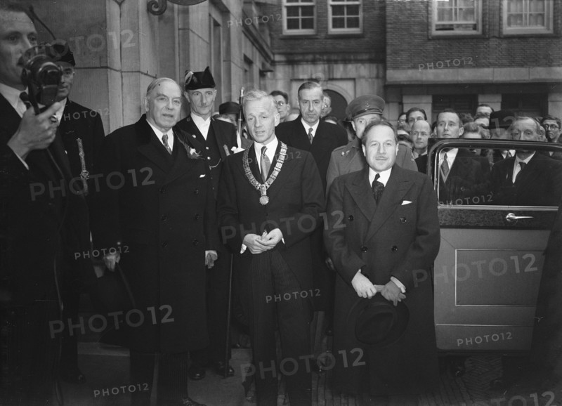 William Lyon Mackenzie King, Prime Minister of Canada, at the City Hall in Amsterdam. Posing with Mayor d'Ailly Date November 19, 1947 / Location Amsterdam, Noord-Holland.