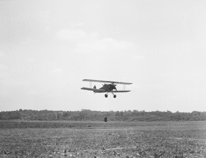 Aerial golf at College Park. Throwing ball from plane circa 1934.