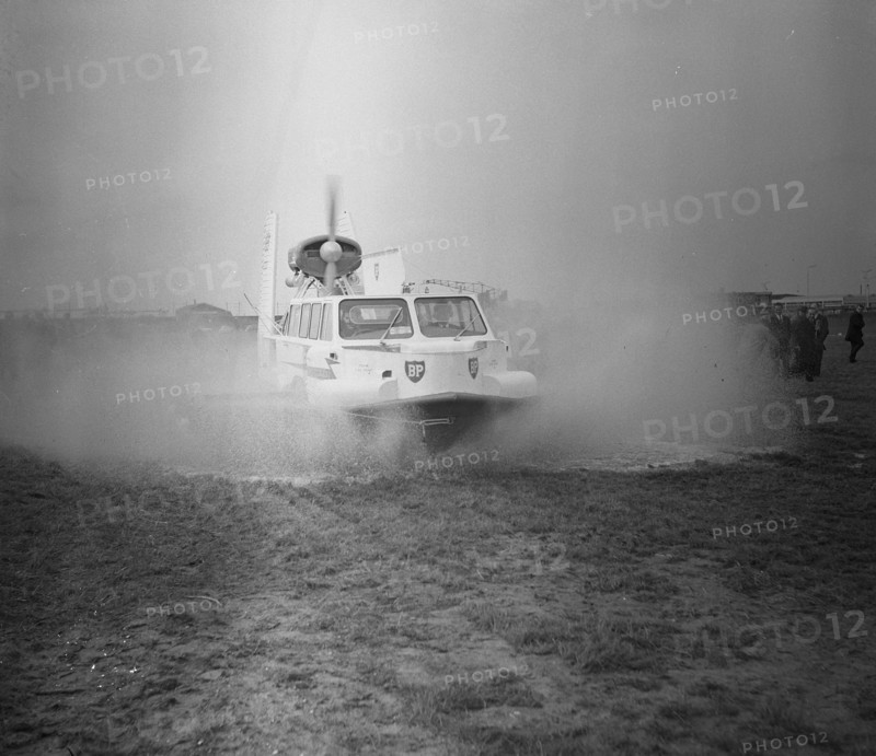Hovercraft VA 2 demonstrates. The new means of transport on the turf Date April 17, 1963.