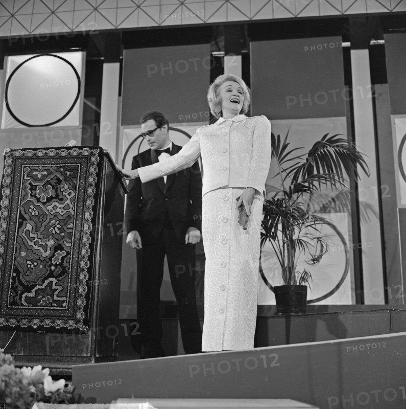 Marlene Dietrich with her Edison at the Grand Gala du Disque Popular in Kurhaus in Scheveningen. Date October 13, 1963 / Location The Hague, Kurhaus, Scheveningen, South Holland.