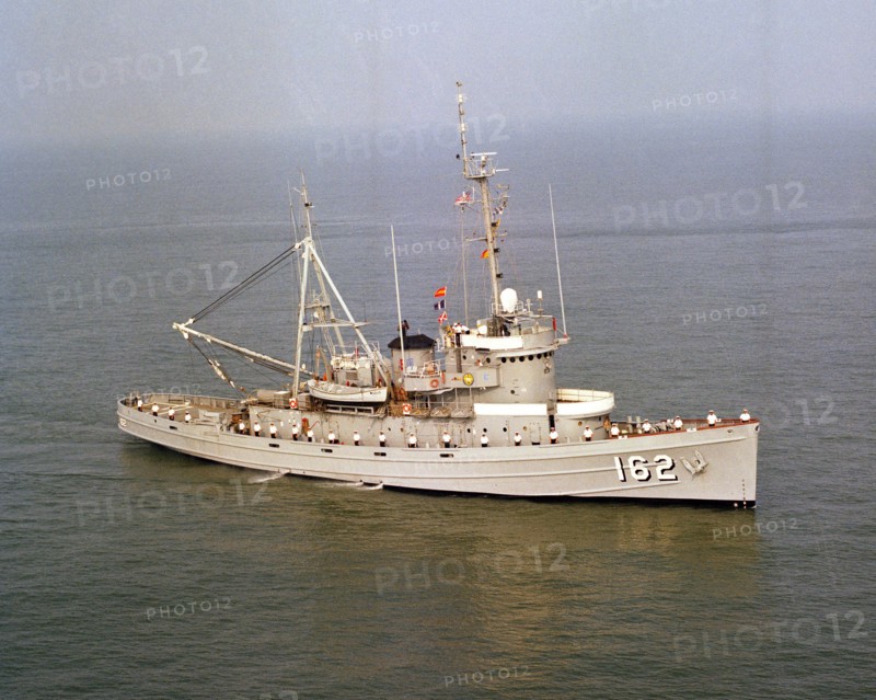 1979 - A starboard bow view of the fleet ocean tug USS SHAKORI