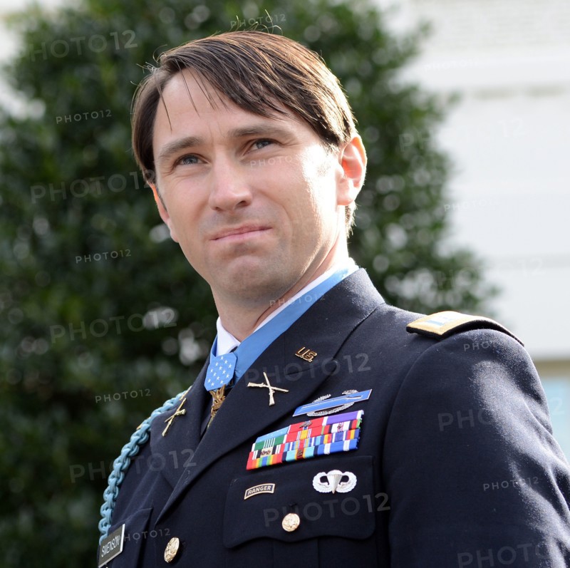 Former Army captain receives Medal of Honor at White House
