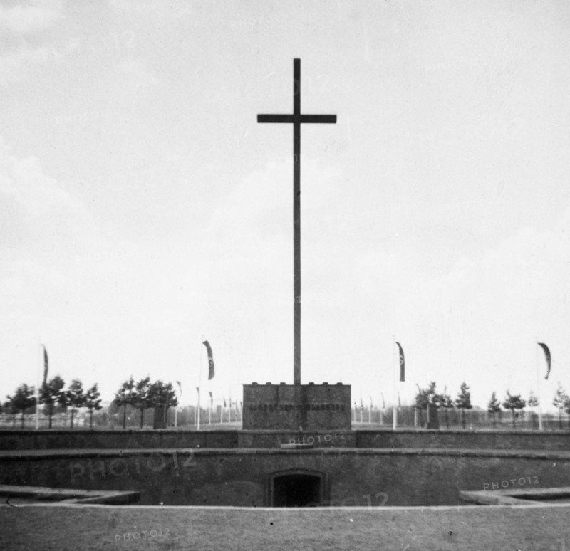 Düsseldorf Exhibition 1937 large cross