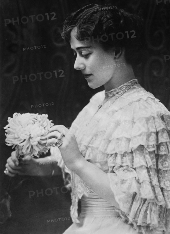 American stage and silent film actress Edna Wallace Hopper